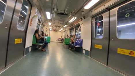 Una-Vista-Interior-De-Un-Tren-De-Metro