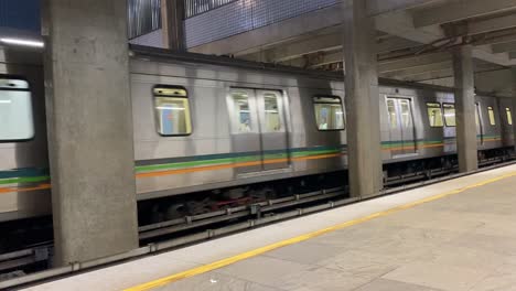 Un-Tren-Entra-Dentro-De-Una-Estación-De-Metro.