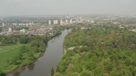 Toma-Aérea-Lenta-A-Lo-Largo-Del-Río-Támesis-Entre-Kew-Gardens-Y-Hounslow.