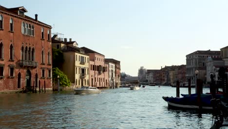 Boats-riding-in-the-Venetian-Grand-Canal-early-in-the-morning-in-Venice,-Italy