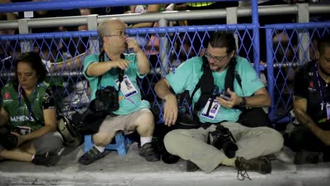 Fotografen-Hängen-Während-Des-Karnevalsumzugs-In-Rio-De-Janeiro,-Brasilien,-Herum