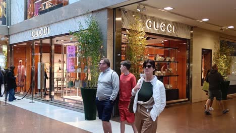 Tienda-Gucci-De-Lujo-En-El-Centro-Comercial-Galeria-Cavour-Pass-En-Bolonia,-Italia-Con-Clientes