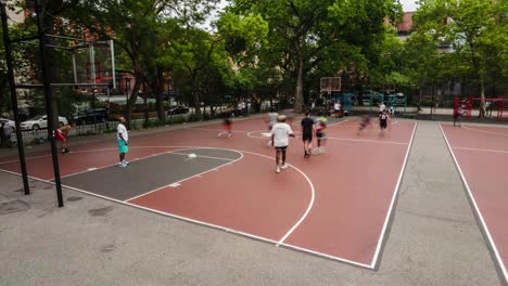 Timelapse-De-Un-Partido-De-Baloncesto-Callejero-En-Tompkins-Square,-Nueva-York,-Estilo-De-Vida-Callejero.