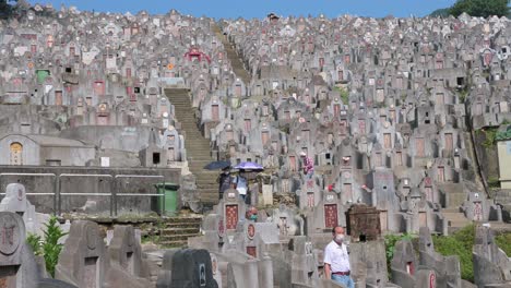Während-Des-Jährlichen-Chung-Yeung-Festes-Gehen-Menschen-Die-Stufen-Des-Diamond-Hill-Friedhofs-Hinunter,-Während-Bürger-Die-Gräber-Von-Familienmitgliedern-Besuchen-Und-Opfergaben-Zum-Andenken-Und-Respekt-überbringen