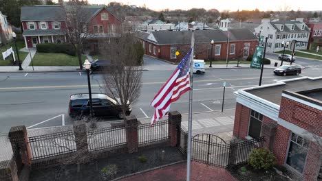 Bandera-Americana-En-Un-Pequeño-Pueblo