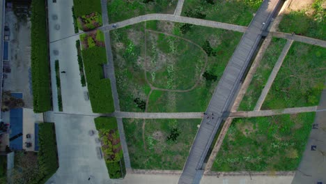 Antena-De-Chicago-De-Arriba-Hacia-Abajo-En-El-Verano-Sobre-Los-Parques,-Pabellón-Jay-Pritzker,-Pasos-De-Peatones,-Parque-Del-Milenio