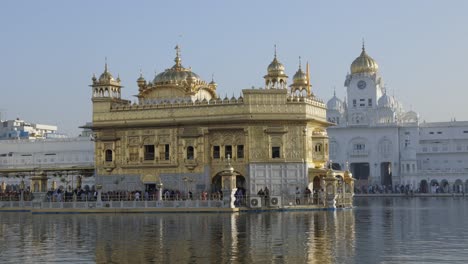 Cientos-De-Personas-Visitando-El-Templo-Dorado,-Sikh-Gurdwara,-Amritsar-Punjab,-India