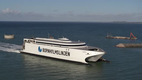 Express-1-Ferry-De-Bornholmslinjen-Desde-La-Isla-De-Bornholm-Llegando-Al-Puerto-De-Ystad-En-Suecia