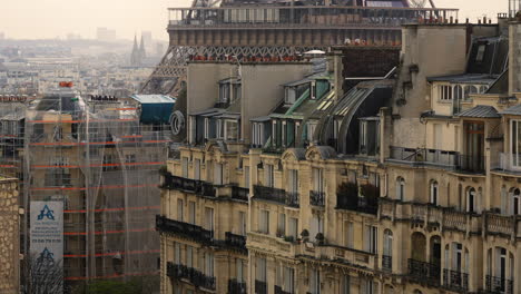 Vista-Panorámica-En-La-Azotea-Del-Paisaje-Urbano-De-París-Y-De-Los-Edificios-Urbanos-Junto-A-La-Torre-Eiffel