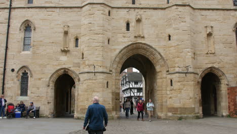 Torbogen-In-Der-Mittelalterlichen-Stadt-Lincoln-In-England-Mit-Touristen,-Die-Hindurchgehen