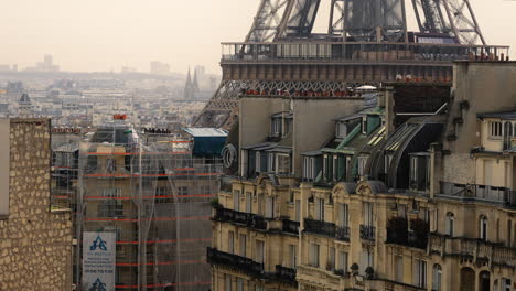Details-Alter-Wohngebäude-In-Paris,-Frankreich,-Mit-Blick-Auf-Den-Eiffelturm-Während-Eines-Dunstigen-Morgens