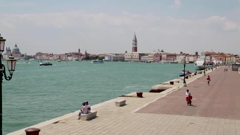 Panoramablick-Auf-Den-Venezianischen-Pier-Mit-Der-Historischen-St