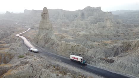 Drone-Aéreo-Girando-Sobre-Camiones-Que-Pasaban-Por-El-Paso-De-Buzi-A-Lo-Largo-De-La-Carretera-Costera-De-Makran-En-Baluchistán,-Pakistán-En-Un-Día-Soleado