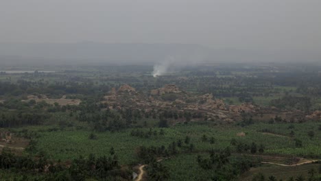 Lauffeuer-Und-Rauchwolken,-Hampi,-Indien