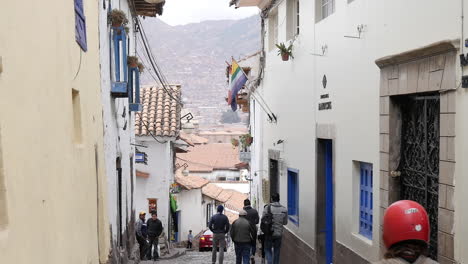 Handheld-wide-shot-of-narrow-alleyway-in-cusco,peru