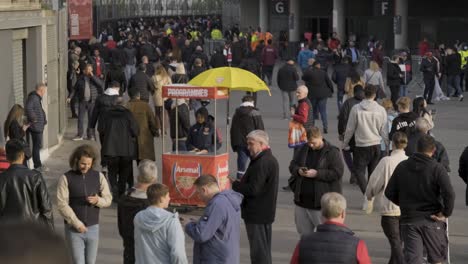 Fans-Von-Arsenal-FC-Versammeln-Sich-Vor-Einem-Spieltag-Vor-Dem-Emirates-Stadion-In-London