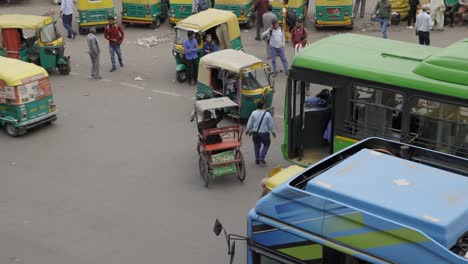 Tuk-Tuk-Hält-An,-Viel-Verkehr-Und-Menschen-Auf-Der-Straße-In-Delhi,-Indien