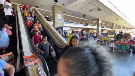 La-Gente-Usa-Escaleras-Mecánicas-Y-Escaleras-Dentro-De-Un-Centro-Comercial.