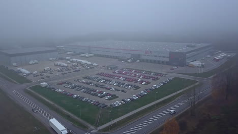 Vista-Aérea-Del-Gran-Almacén-De-Industrias-Bls,-Suecia,-Niebla