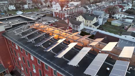 Sonnenkollektoren-Auf-Dem-Dach-Eines-Hohen-Gebäudes