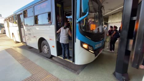 Una-Vista-De-Una-Estación-De-Autobuses-Mientras-Un-Pasajero-Sube-Al-Autobús.