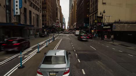 Zeitraffer-Und-Bewegungsraffer-Von-Der-8th-Avenue,-New-York,-Tagsüber-Mit-Menschen-Und-Fahrzeugen,-Die-Sich-Innerhalb-Der-Stadt-Manhattan-Bewegen,-Mit-Wolkenkratzern-Im-Hintergrund