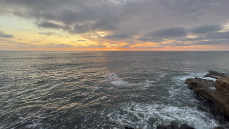 Vista-De-Los-Acantilados-Del-Atardecer-En-San-Diego,-California.