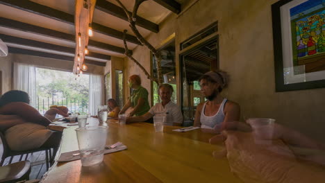 Grupo-De-Turistas-Disfruta-De-Una-Experiencia-Gastronómica-Local-En-Un-Restaurante-étnico-Puertorriqueño,-San-Juan---Timelapse