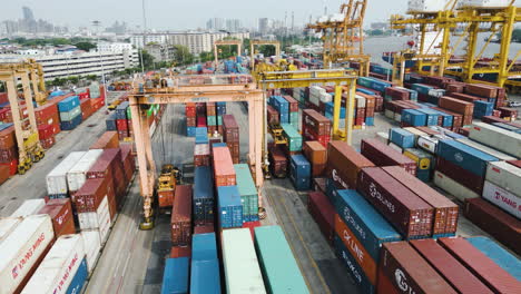 Luftaufnahme-Des-Containerhofs,-Der-Portalkräne-Im-Containerhafen,-Des-Seefrachthafens-Und-Des-Containerterminals-Im-Hafen-Von-Bangkok-In-Thailand