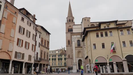 Gente-En-La-Plaza-Pública-De-La-Histórica-Ciudad-De-Mantua-En-Lombardía,-Italia