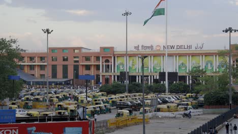 Estación-De-Tren-Delhi-Junction,-Estacionamiento-De-Tuk-Tuk,-India