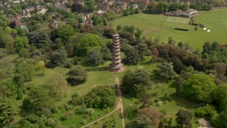 Schwenk-Nach-Unten,-Luftaufnahme-über-Der-Chinesischen-Pagode-Von-Kew-Gardens