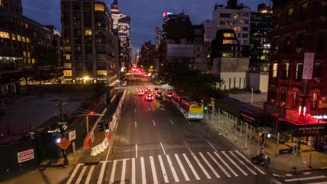 Timelapse-Y-Motionlapse-Desde-La-Plataforma-De-Observación-High-Line,-Nueva-York,-Calle-10th-Ave-Por-La-Noche-Con-Tráfico-Vehicular-Y-Vida-Nocturna-Del-Centro-De-Manhattan,-Con-Edificios-Como-El-Borde