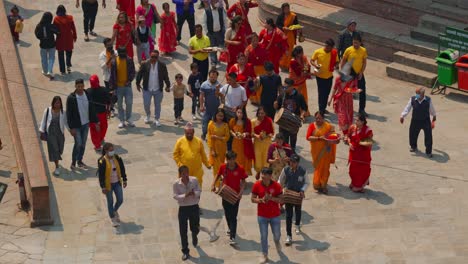 Eine-Gruppe-Nepalesischer-Menschen-Marschiert-Und-Tanzt-Singend-Durch-Den-Kathmandu-Markt