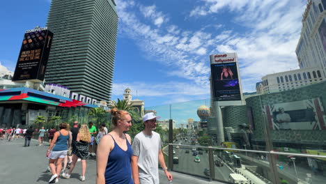 Los-Turistas-Cruzan-Un-Puente-Muy-Transitado-En-El-Strip-De-Las-Vegas.