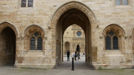 Un-Arco-Medieval-Que-Conduce-A-La-Entrada-De-La-Catedral-De-Lincoln.