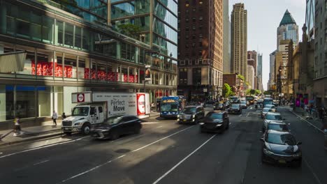 Zeitraffer-Und-Bewegungsraffer-Der-Innenstadt-Von-Manhattan-Mit-Fahrzeugen,-Menschen-Und-Touristen-An-Einem-Täglichen-Tag-In-New-York-City