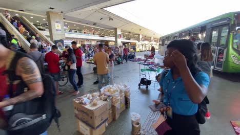 Una-Vista-De-Un-Centro-Comercial-Y-Una-Parada-De-Autobús-Cercana