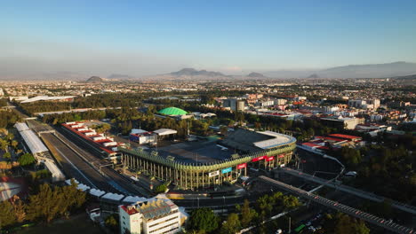 Vista-Aérea-Alrededor-De-La-Sede-Del-Sol-Forum-Y-El-Autódromo-Hermanos-Rodríguez,-Atardecer-En-La-Ciudad-De-México