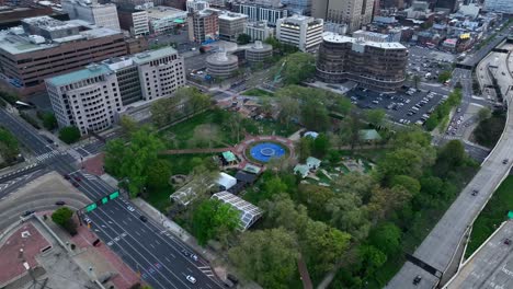 Franklin-Square-Es-Uno-De-Los-Cinco-Parques-De-Espacios-Abiertos-Originales-Planificados-Por-William-Penn