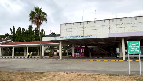 African-Express-Airways-Schild-Vor-Dem-Flughafen-In-Mombasa-In-Kenia
