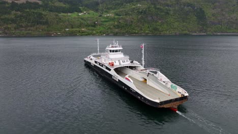 Fähre-Gloppefjord-Von-Der-Firma-Fjord-1-In-Norwegen-–-Wunderschöner-Flug-Um-Das-Schiff-Herum,-Während-Es-Das-Meer-Zwischen-Anda-Und-Lote-überquert