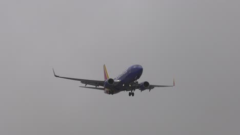 Avión-De-Southwest-Airlines-Aterrizando-En-El-Aeropuerto