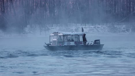 Fischerboot-Trolley-Neblig-Morgen-Winter-Fluss-Fischer-Schnee