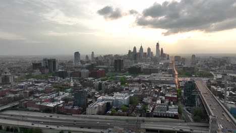 Luftumlaufbahn-Der-Skyline-Von-Philadelphia-Bei-Sonnenuntergang