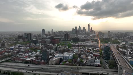 órbita-Aérea-Del-Horizonte-De-Filadelfia-Durante-La-Puesta-De-Sol