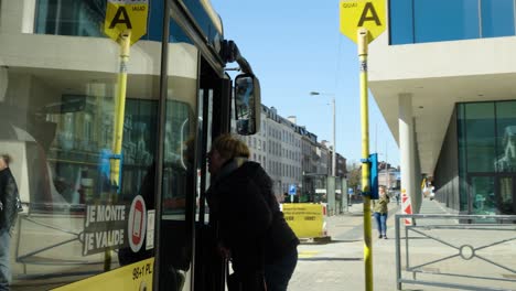 Pasajeros-Que-Suben-A-Un-Autobús-En-La-Estación-De-Autobuses-Tec-En-Bélgica