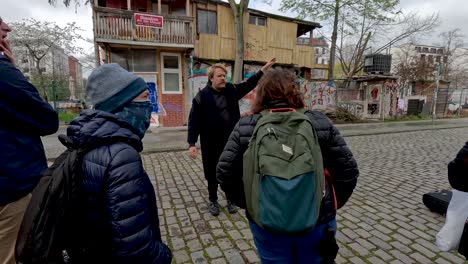 Tourist-on-walking-tour-visit-famous-Baumhaus-an-der-Mauer