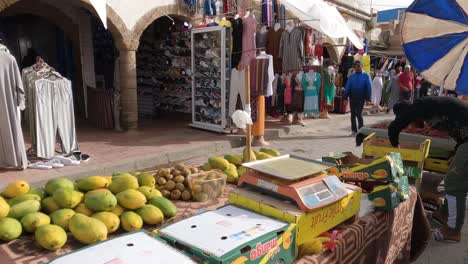 View-of-stalls-and-merchants-on-the-street-in-Essaouira,-Medina