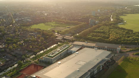 Dolly-Rückseite-Enthüllt-Luftaufnahme-Hier-Im-Ostgebäude-Von-Stratford,-London